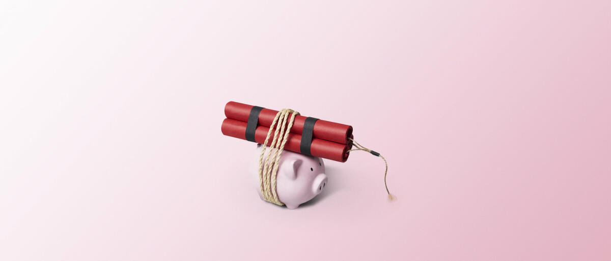 Sparschwein, gebunden an ein Bündel Dynamitstangen © J Studios / Getty Images