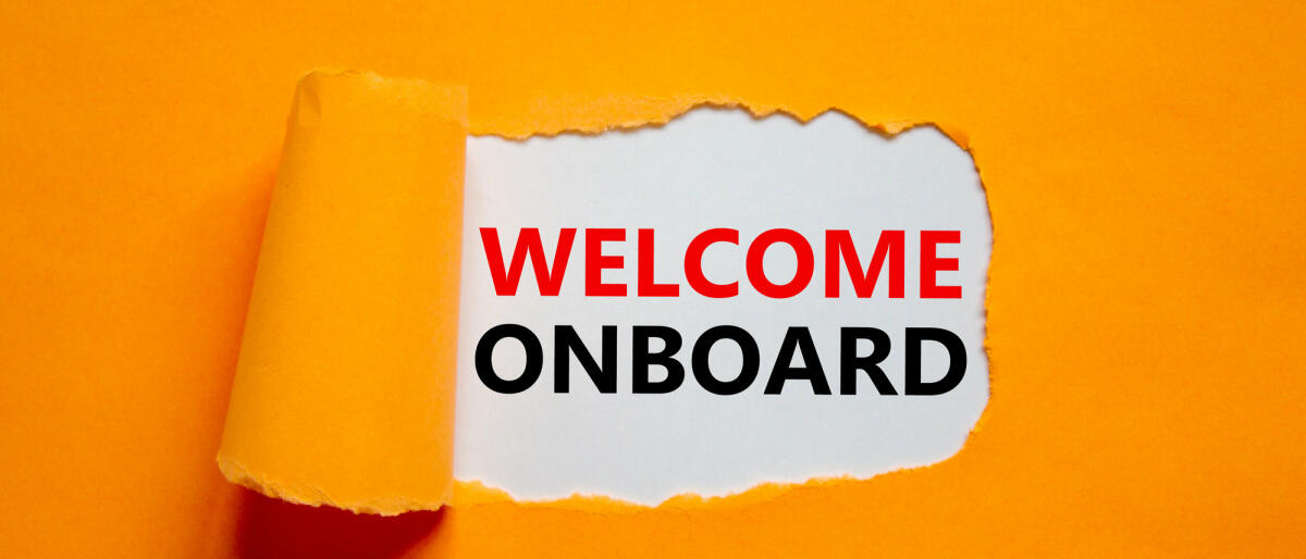 "Welcome Onboarding" vor orangenem Hintergrund © Dzmitry Dzemidovich / Getty Images