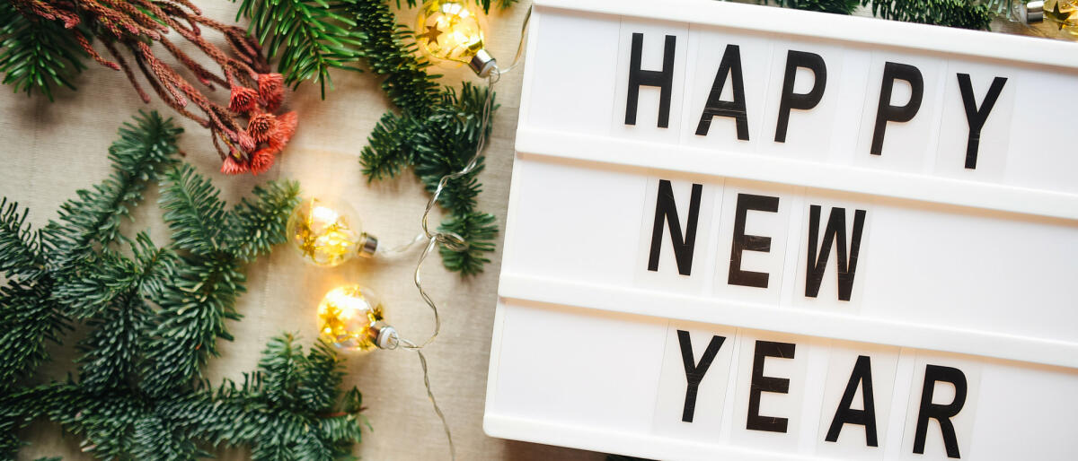 Leuchtkasten mit Aufschrift frohes neues Jahr © Maryna Terletska / Getty Images