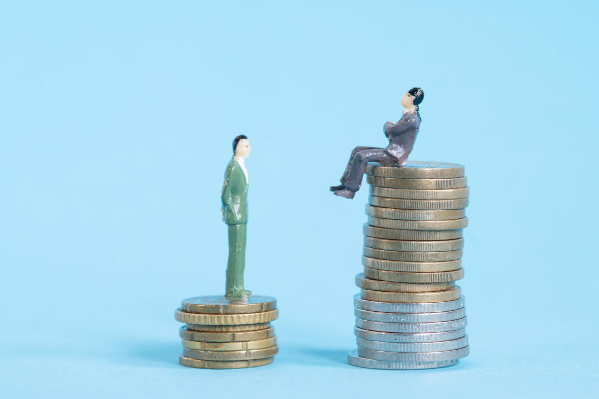 Die Münzen und die beiden Personen (Figuren) stehen für den Anstieg der Lebenshaltungskosten © Aitor Diago / Getty Images