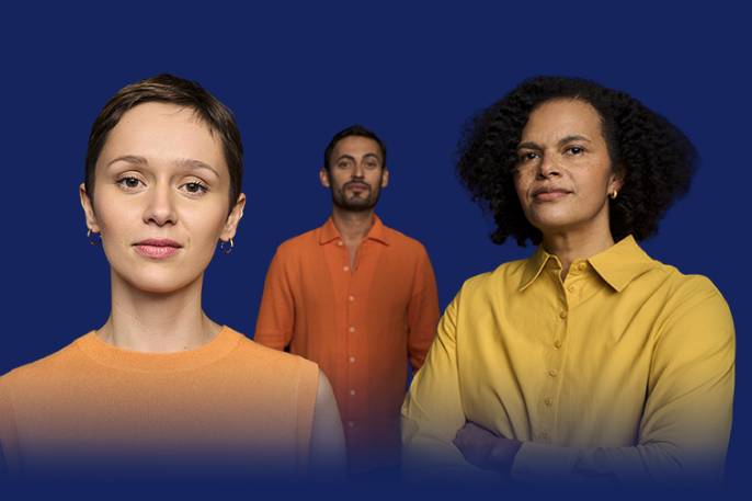 Drei Personen in farbenfroher Kleidung nebeneinander stehend vor einem tiefblauen Hintergrund, Symbol der Vielfalt und Teamwork in modernem Kontext.