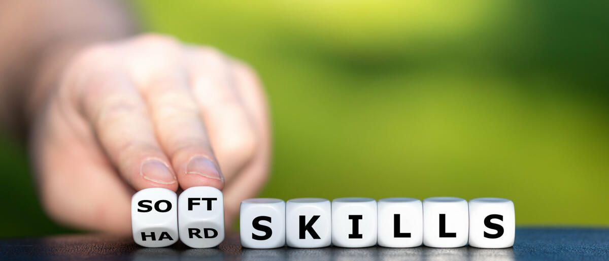 Würfel mit den Worten "Soft-" bzw. "Hard Skills" © Fokusiert / Getty Images