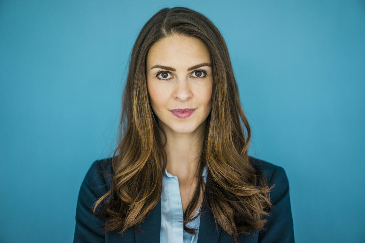 Porträt einer Businesswoman vor blauem Hintergrund © Westend61 / Getty Images