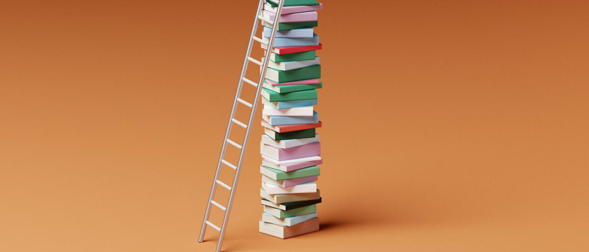Konzeptionelles Bild eines Stapels von Büchern mit einer Leiter auf einem orangefarbenen Hintergrund. © J Studios / Getty Images