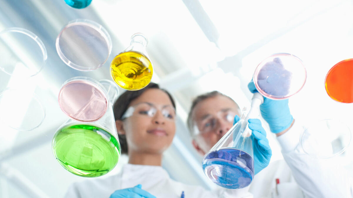 Wissenschaftler untersuchen petri Gerichte und beakers im lab. © Martin Barraud/ Getty Images