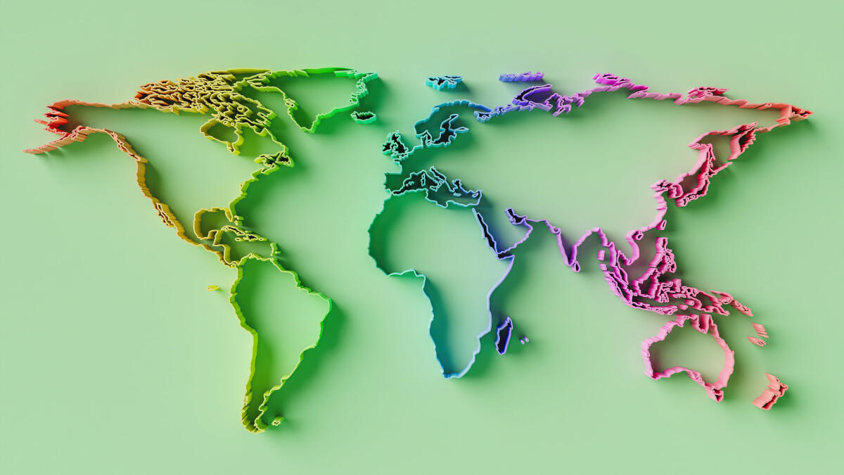 Relief-Weltkarte mit Regenbogen-Farbverlauf und grünem Hintergrund © Adrian Mocanu / 500px / Getty Images