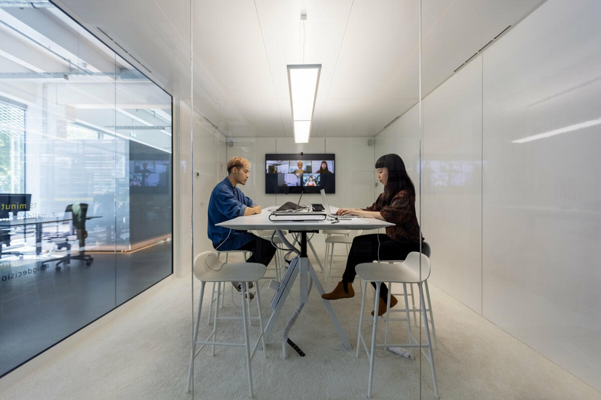 Mann und Frau arbeiten hybrid im Office Cube © Luis Alvarez / Getty Images