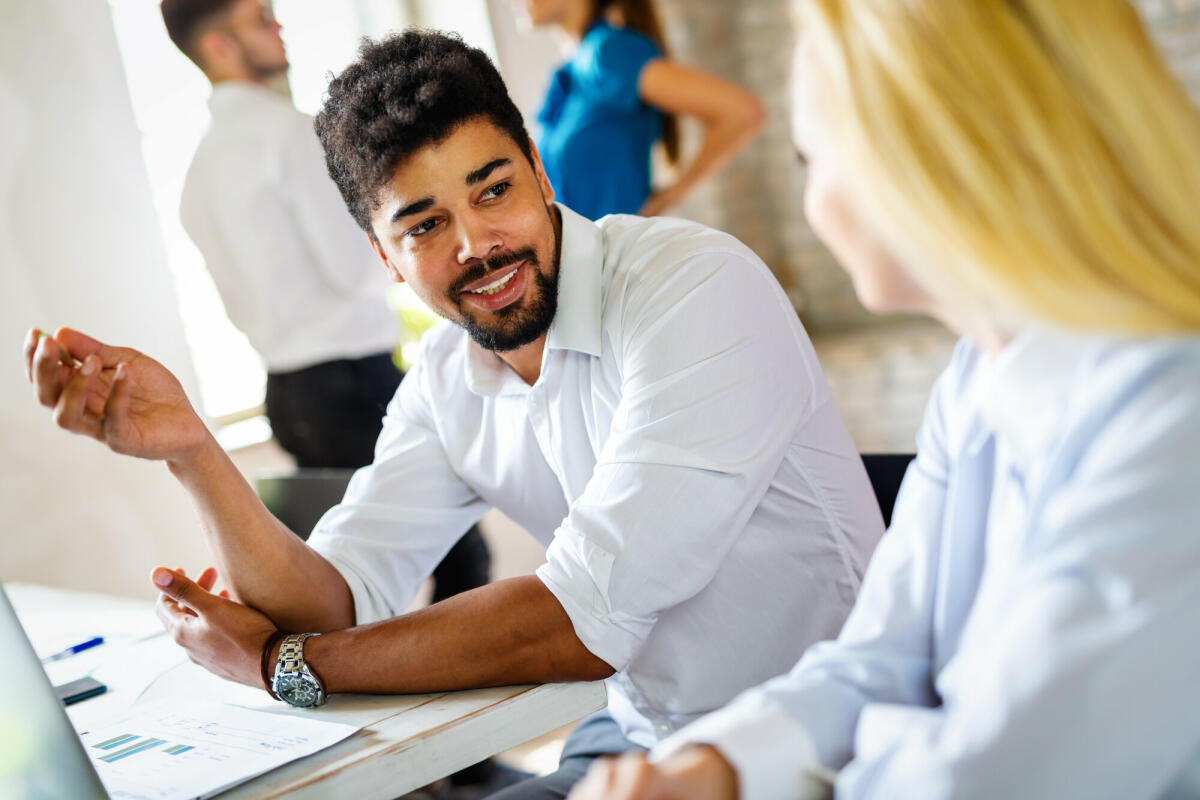 Gruppe junger erfolgreicher Geschäftsleute in Business-Trainingskurs im Büro. Wirtschaftspädagogisches Konzept © Getty Images/ nd3000
