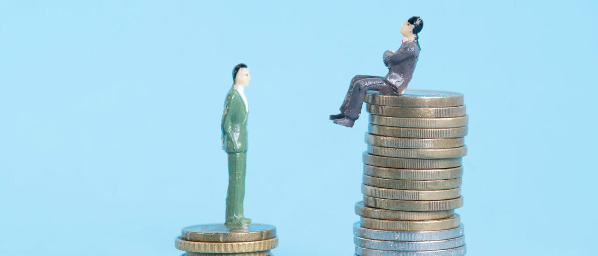 Die Münzen und die beiden Personen (Figuren) stehen für den Anstieg der Lebenshaltungskosten © Aitor Diago / Getty Images