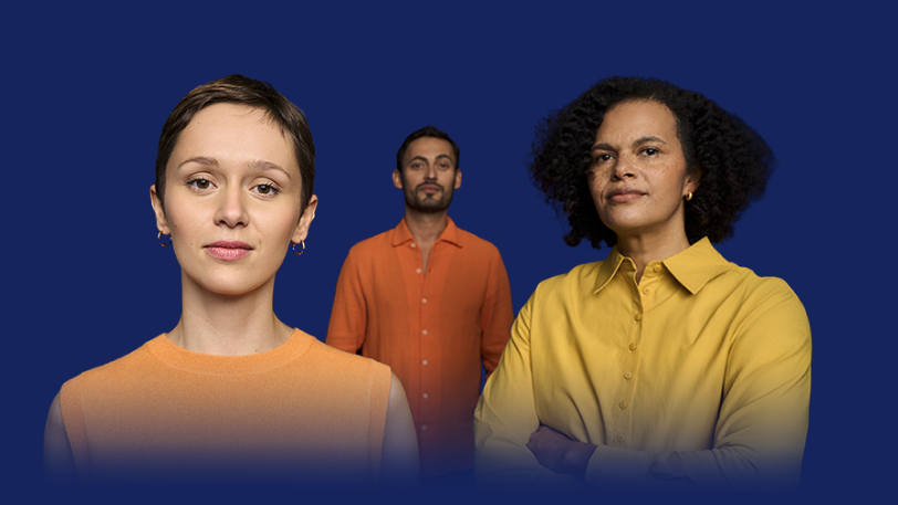 Drei Personen in farbenfroher Kleidung nebeneinander stehend vor einem tiefblauen Hintergrund, Symbol der Vielfalt und Teamwork in modernem Kontext.