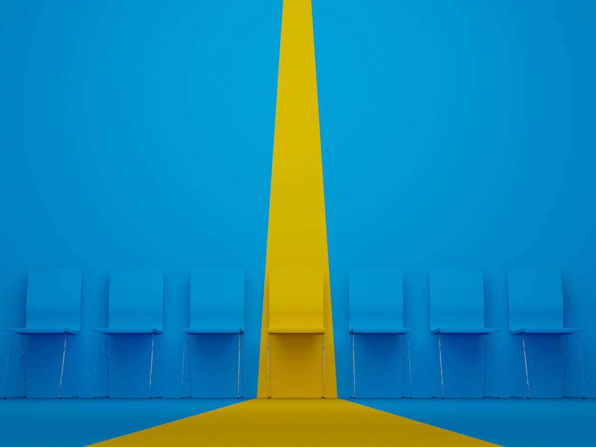 Hervorragender Stuhl in Reihe. Gelber Stuhl, der sich von der Menge abhebt. Geschäftskonzept Personalmanagement und Personalbeschaffung. 3D-Illustration © marchmeena29