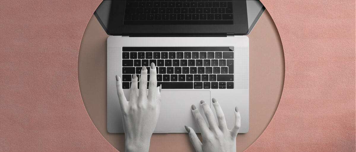 Konzeptionelles Bild weibliche Hände mit Laptop © Carol Yepes / Getty Images
