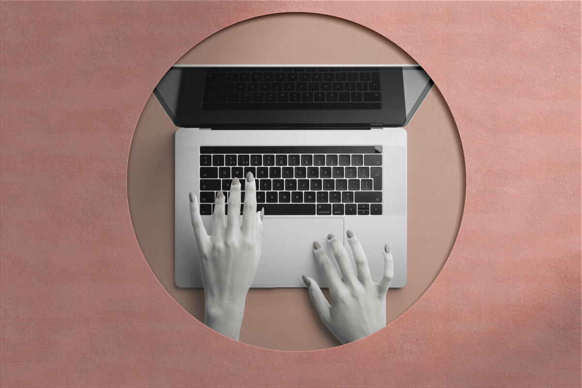 Konzeptionelles Bild weibliche Hände mit Laptop © Carol Yepes / Getty Images