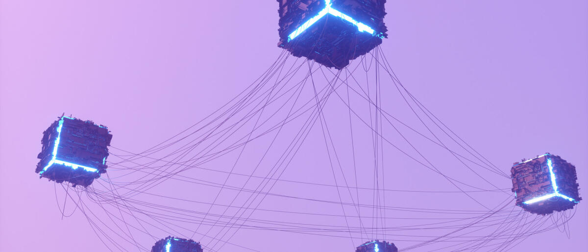 Digital erzeugtes Bild von leuchtenden Datenwürfeln, die durch Drähte miteinander verbunden sind und eine große Netzstruktur bilden © Andriy Onufriyenko / Getty Images