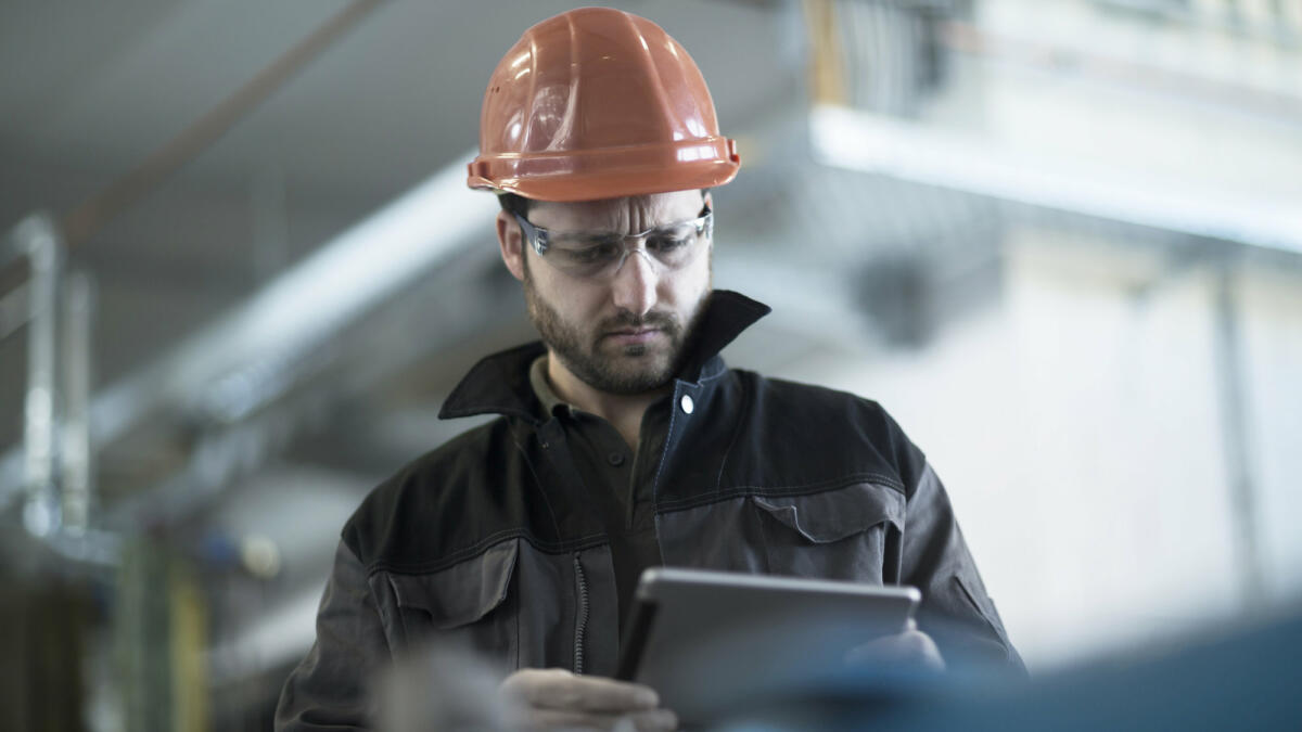 Junger Techniker arbeitet mit einem Tablet © Westend61 / Getty Images