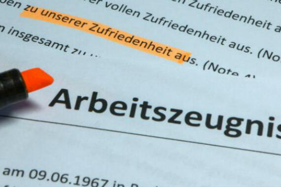 Die Unterschrift auf einem Arbeitszeugnis muss nicht zwangsläufig vom obersten Vorgesetzten stammen. Das hat das Landesarbeitsgericht Rheinland-Pfalz entschieden.