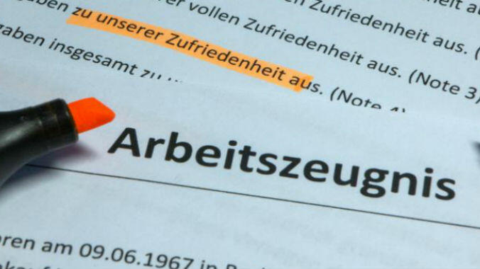 Die Unterschrift auf einem Arbeitszeugnis muss nicht zwangsläufig vom obersten Vorgesetzten stammen. Das hat das Landesarbeitsgericht Rheinland-Pfalz entschieden.
