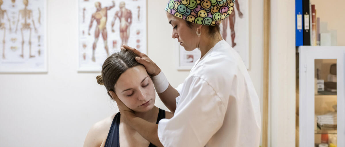 Physiotherapeutin bei der Arbeit mit einer Patientin in der Klinik © Rafa Fernandez Torres / Getty Images