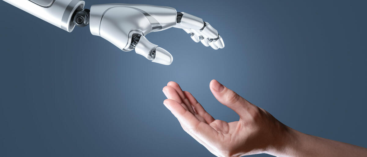 Roboterhand mit künstlicher Intelligenz und menschliche Hand © Vithun Khamsong / Getty Images
