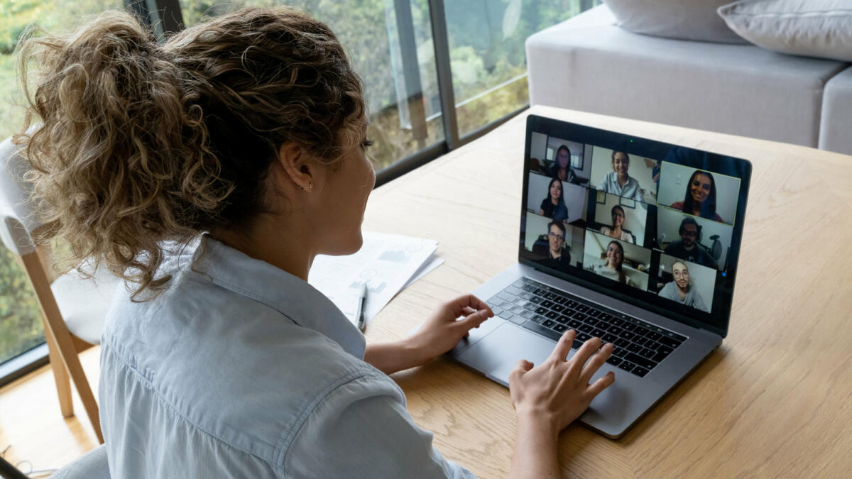 Frau sitzt vor Laptop mit Videokonferenz © andresr / Getty Images