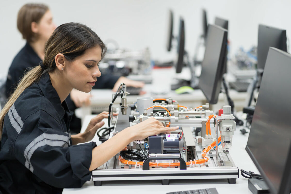 Team Ingenieurinnentraining Speicherprogrammierbare Steuerung mit KI-Roboter-Trainingskit und Mechatronik-Engineering im Laborraum. © Amorn Suriyan/ Getty Images