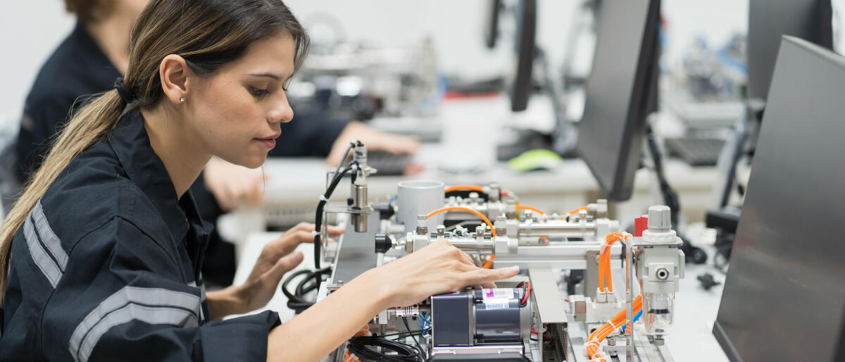 Team Ingenieurinnentraining Speicherprogrammierbare Steuerung mit KI-Roboter-Trainingskit und Mechatronik-Engineering im Laborraum. © Amorn Suriyan/ Getty Images