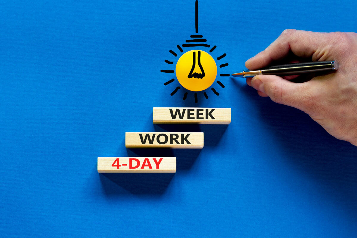 Konzept Wörter 4-Tage-Arbeitswoche auf Holzblöcken auf schönen blauen Tisch blauen Hintergrun © Dzmitry Dzemidovich / Getty Images