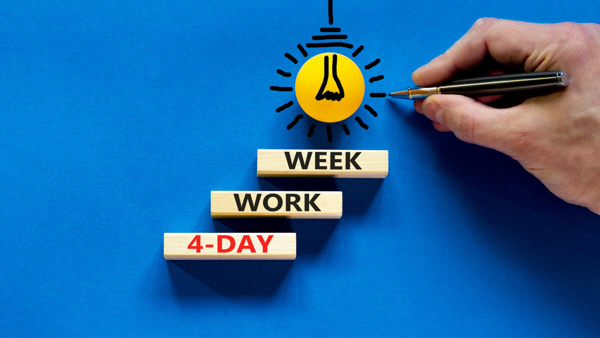 Konzept Wörter 4-Tage-Arbeitswoche auf Holzblöcken auf schönen blauen Tisch blauen Hintergrun © Dzmitry Dzemidovich / Getty Images