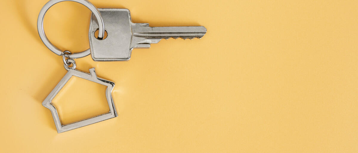 Schlüssel mit hausförmigem Schlüsselanhänger © Constantine Johnny / Getty Images