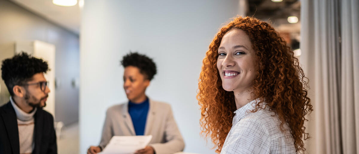 Porträt einer Geschäftsfrau in einem Meeting oder einem Vorstellungsgespräch im Büro © FG Trade / Getty Images