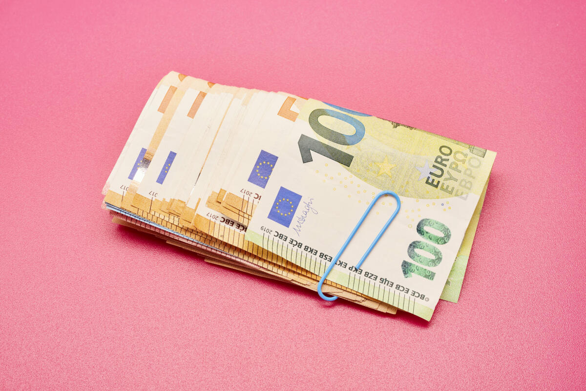 Foto eines Geldbündels vor pinkem Hintergrund © the_burtons / Getty Images