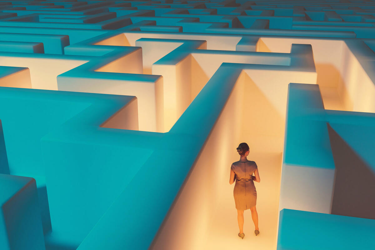 Frau auf der Suche nach einem Weg, dem Labyrinth zu entkommen © mikkelwilliam / Getty Images