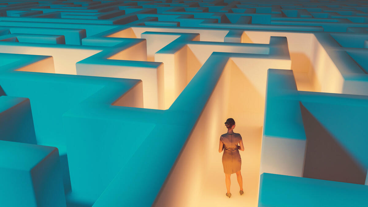 Frau auf der Suche nach einem Weg, dem Labyrinth zu entkommen © mikkelwilliam / Getty Images