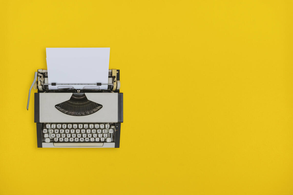 Schreibmaschine vor gelbem Hintergrund © Constantine Johnny / Getty Images