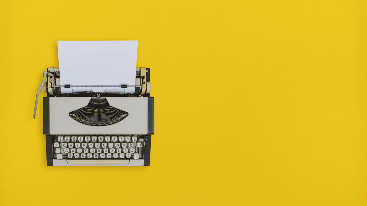 Schreibmaschine vor gelbem Hintergrund © Constantine Johnny / Getty Images