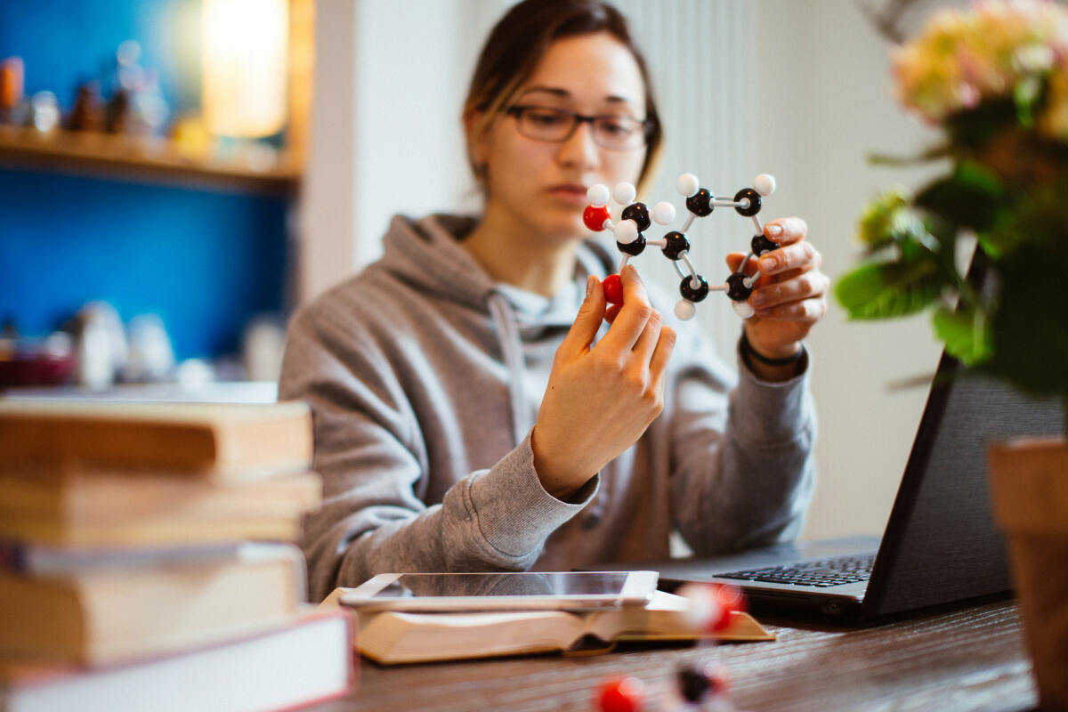Eine Frau arbeitet als Physikerin. © Guido Mieth / Getty Images