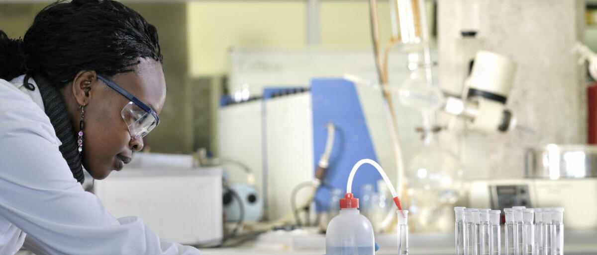 Eine junge Frau arbeitet im Labor © Sproetniek / Getty Images