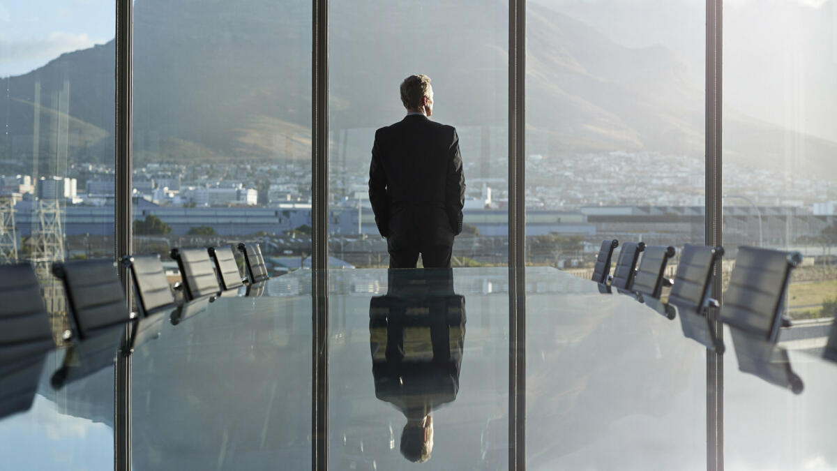 Portraits eines männlichen CEOs, der vor einer großen Glasfront steht und hinausblickt © Klaus Vedfelt / Getty Images