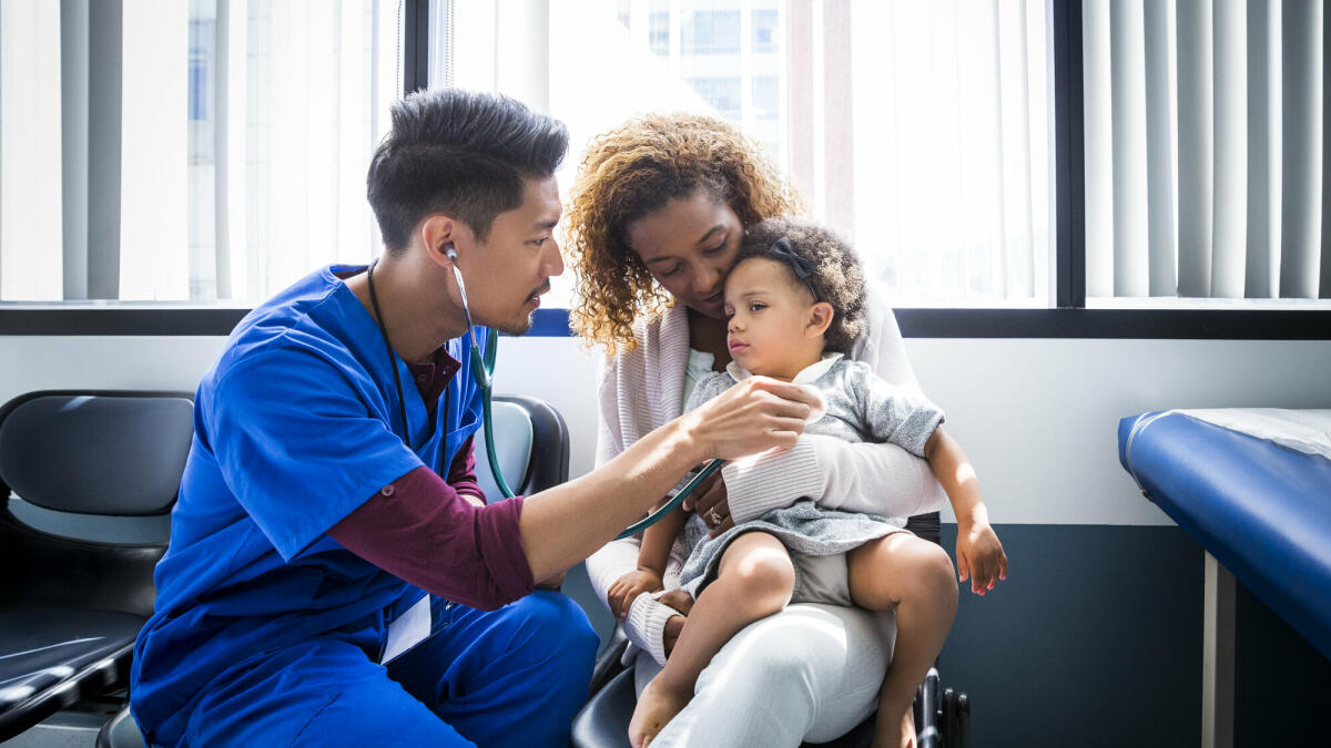 Krankenpfleger bei der Untersuchung eines kleinen Mädchens mit Stethoskop im Krankenhaus © The Good Brigade/ Getty Images