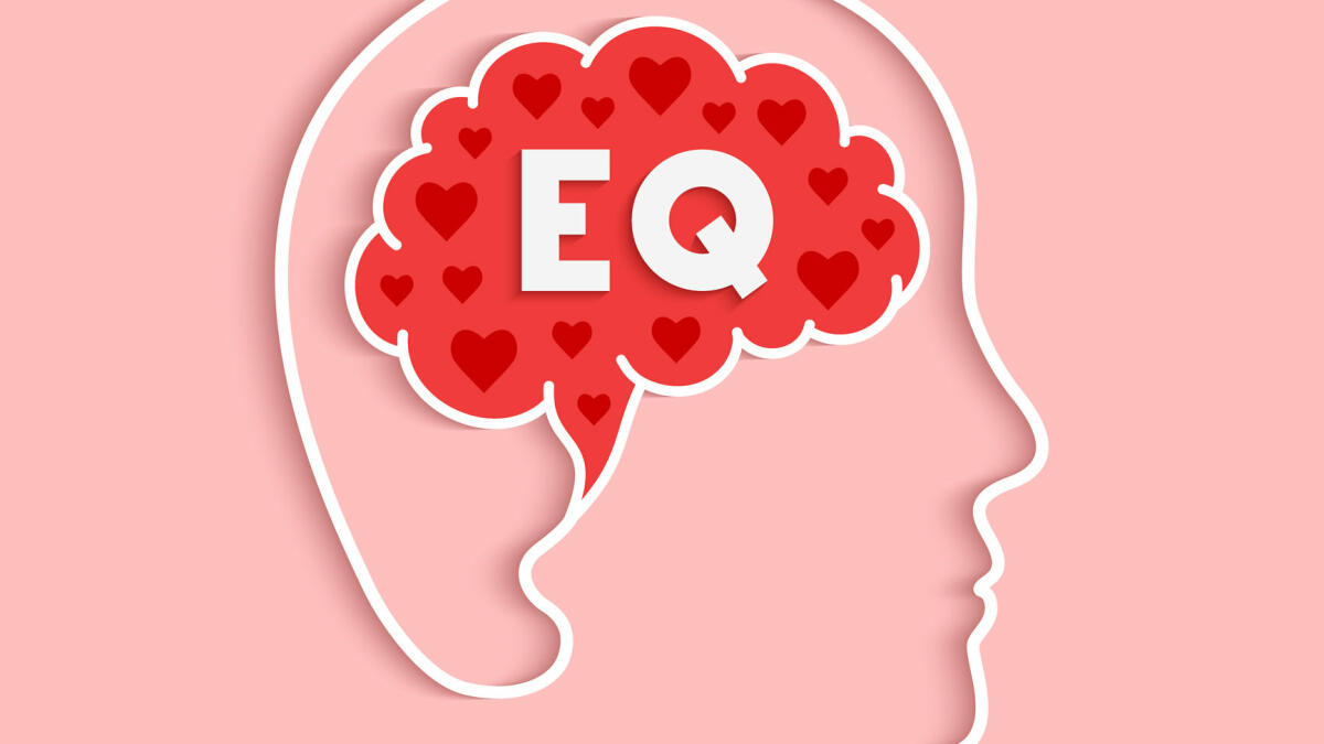 EQ, emotionale Intelligenz und Quotient Konzept mit Kopf, Gehirn und Herz Form Silhouette © LvNL / Getty Images