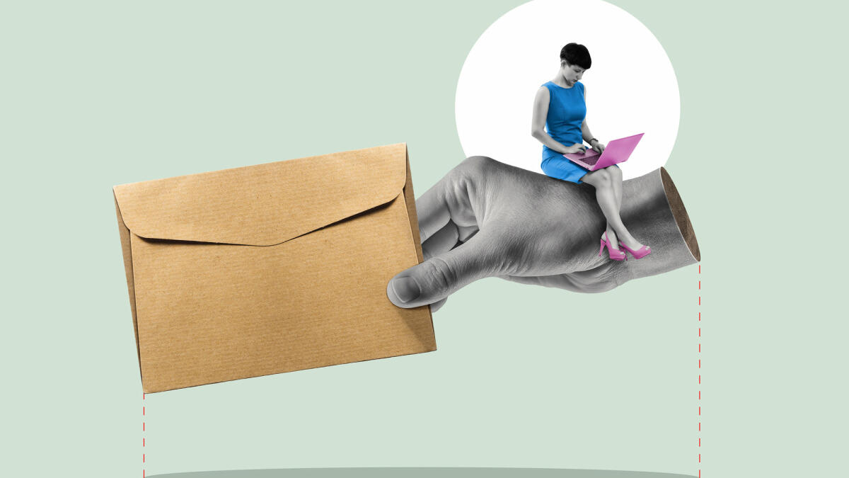 Eine Frau schickt einen Geschäftsbrief. Kunstcollage © SvetaZi / Getty Images