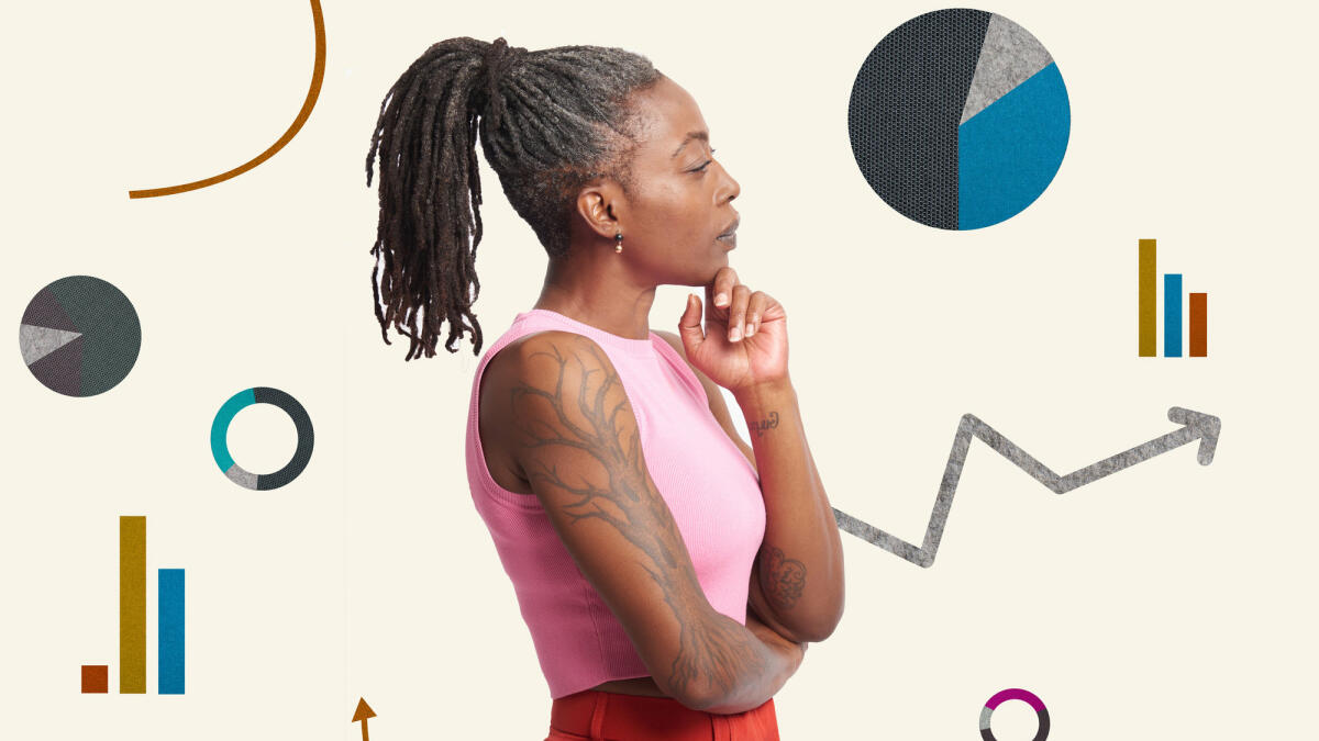 Collage einer reifen Frau inmitten von Finanzsymbolen und Diagrammen © We Are / Getty Images