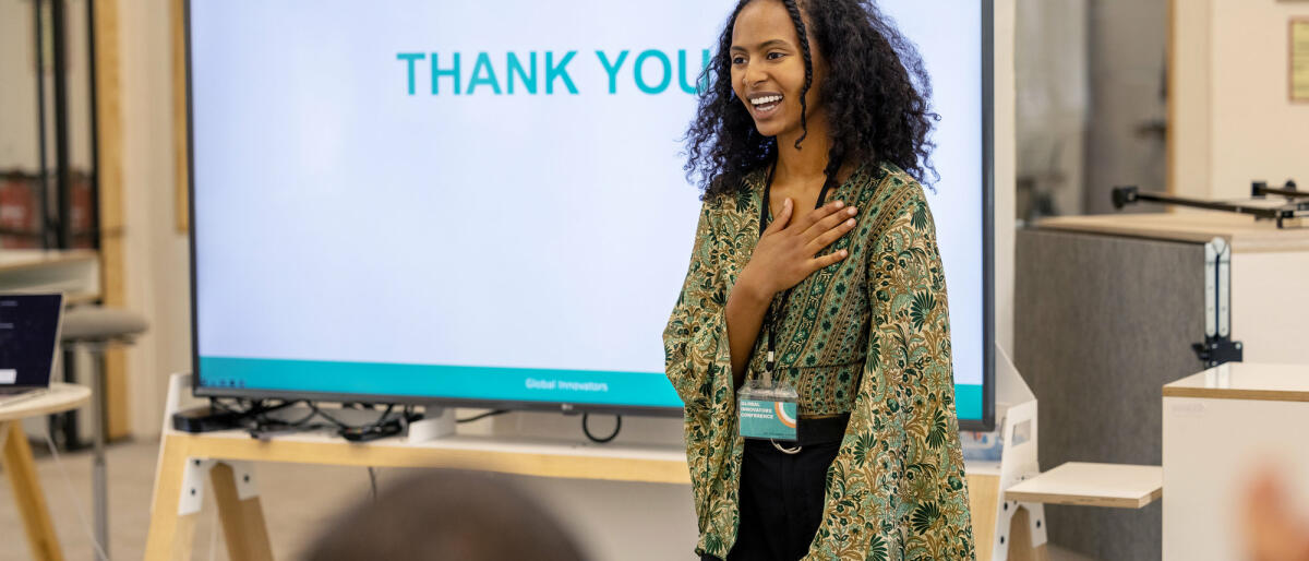 Junge Geschäftsfrau bedankt sich nach dem Seminar bei den Zuhörern © Luis Alvarez / Getty Images