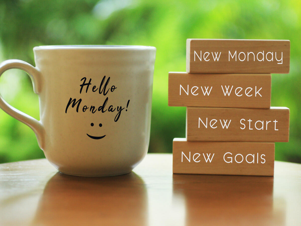 Montagkonzept mit Morgenkaffeetasse - Neuer Montag. Neue Woche. Neuanfang. Neue Ziele. © Maria Marganingsih / Getty Images