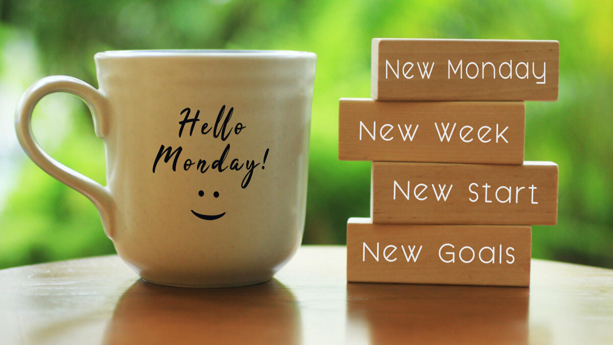 Montagkonzept mit Morgenkaffeetasse - Neuer Montag. Neue Woche. Neuanfang. Neue Ziele. © Maria Marganingsih / Getty Images