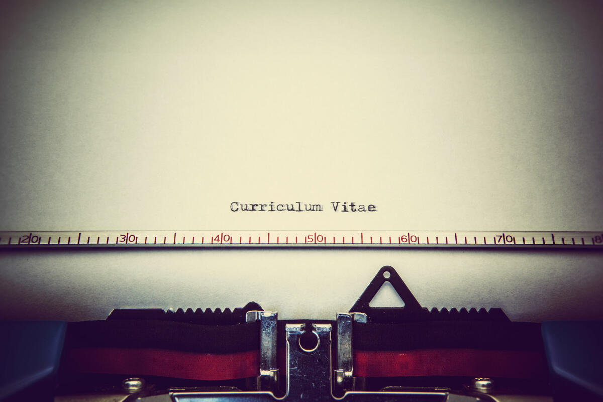 Schreibmaschine Tipps Schriftzug "Curriculum Vitae" © SEAN GLADWELL / Getty Images