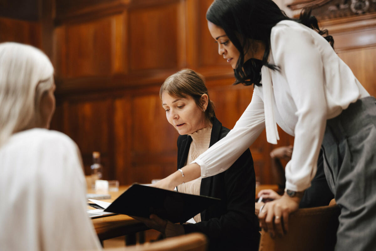 Staatsanwältin steht im Gerichtssaal © Maskot / Getty Images
