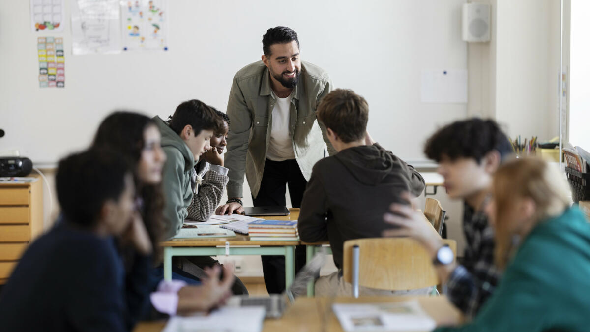 Lehrer unterrichtet in einem Klassenzimmer © Solskin / Getty Images