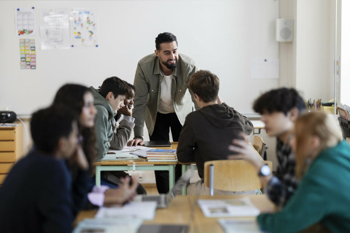 Lehrer unterrichtet in einem Klassenzimmer © Solskin / Getty Images