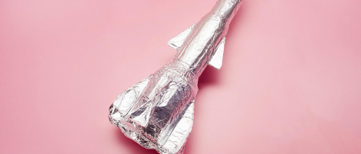 Stillleben einer selbstgebauten Rakete vor pinkem Hintergrund © the_burtons / Getty Images